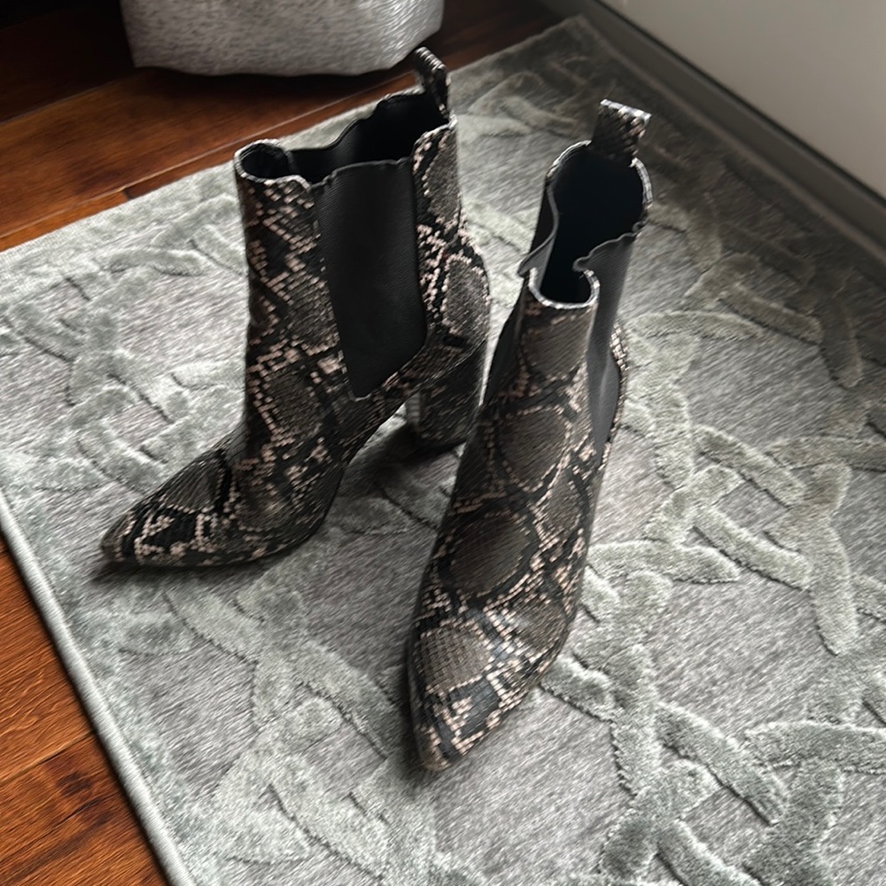 Steve Madden black / beige snakeskin booties